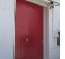 くるま工房の扉は真っ赤な大きな扉です。