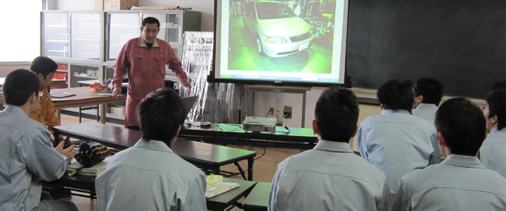 小牧工業高校の生徒たちに車の構造について教えています。